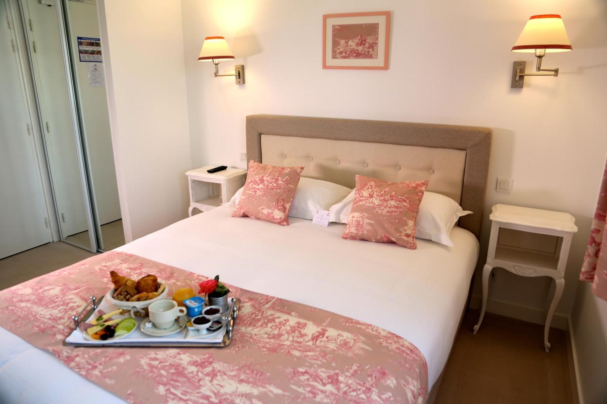 Hotel Restaurant Le Lion D'Or Saint-Hilaire-du-Harcouët 객실 사진