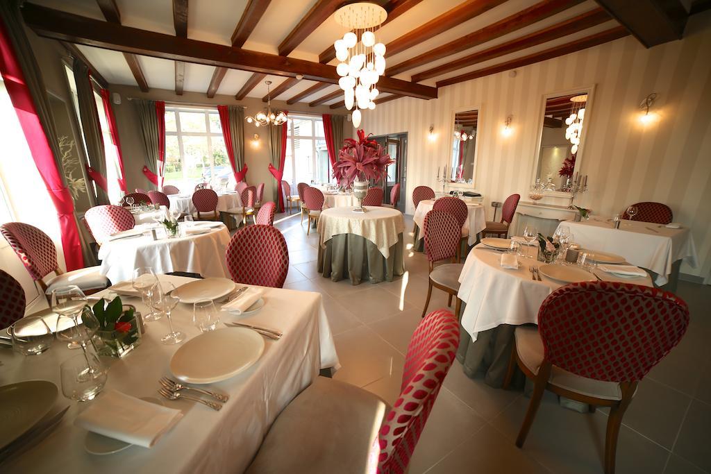 Hotel Restaurant Le Lion D'Or Saint-Hilaire-du-Harcouët 외부 사진