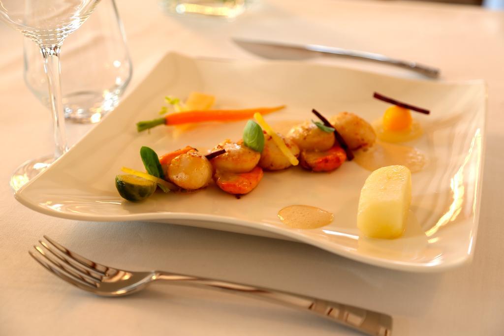 Hotel Restaurant Le Lion D'Or Saint-Hilaire-du-Harcouët 외부 사진