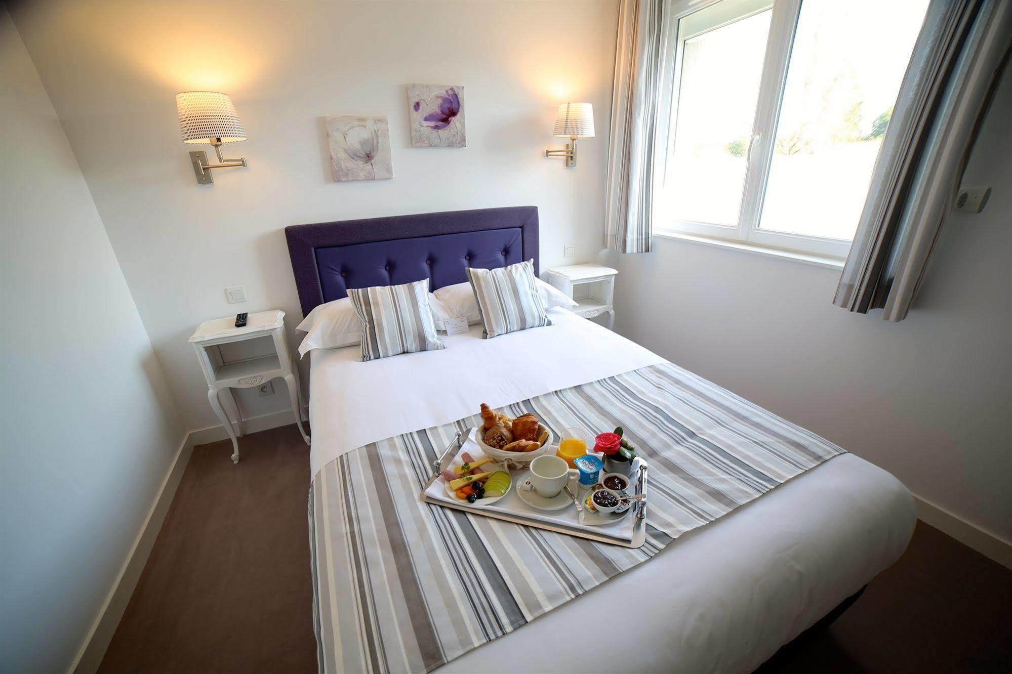 Hotel Restaurant Le Lion D'Or Saint-Hilaire-du-Harcouët 외부 사진