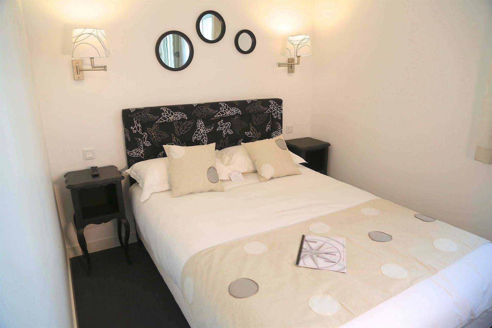 Hotel Restaurant Le Lion D'Or Saint-Hilaire-du-Harcouët 외부 사진