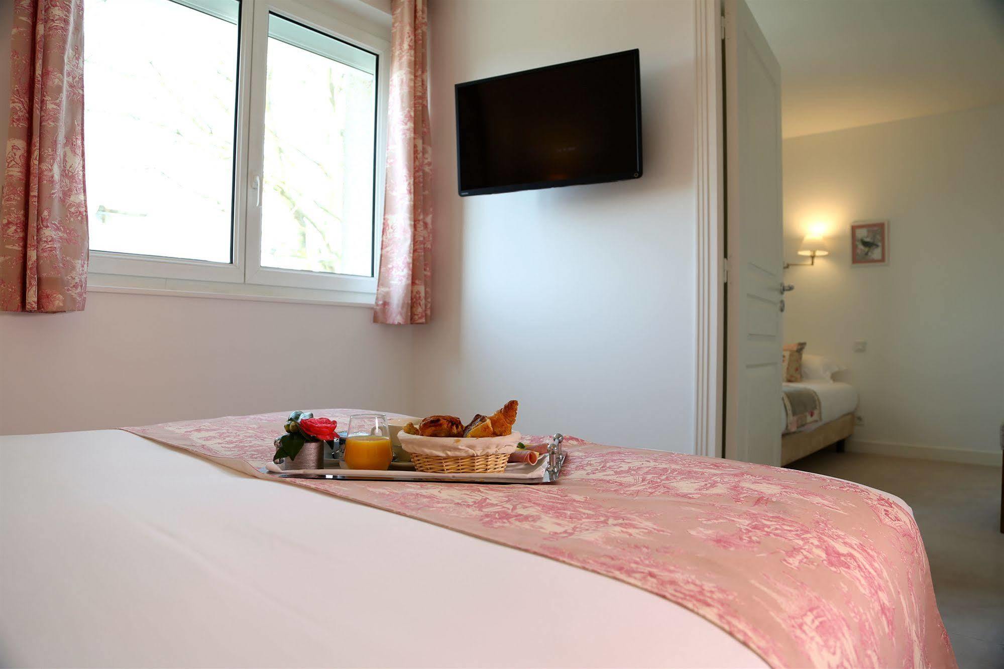 Hotel Restaurant Le Lion D'Or Saint-Hilaire-du-Harcouët 외부 사진