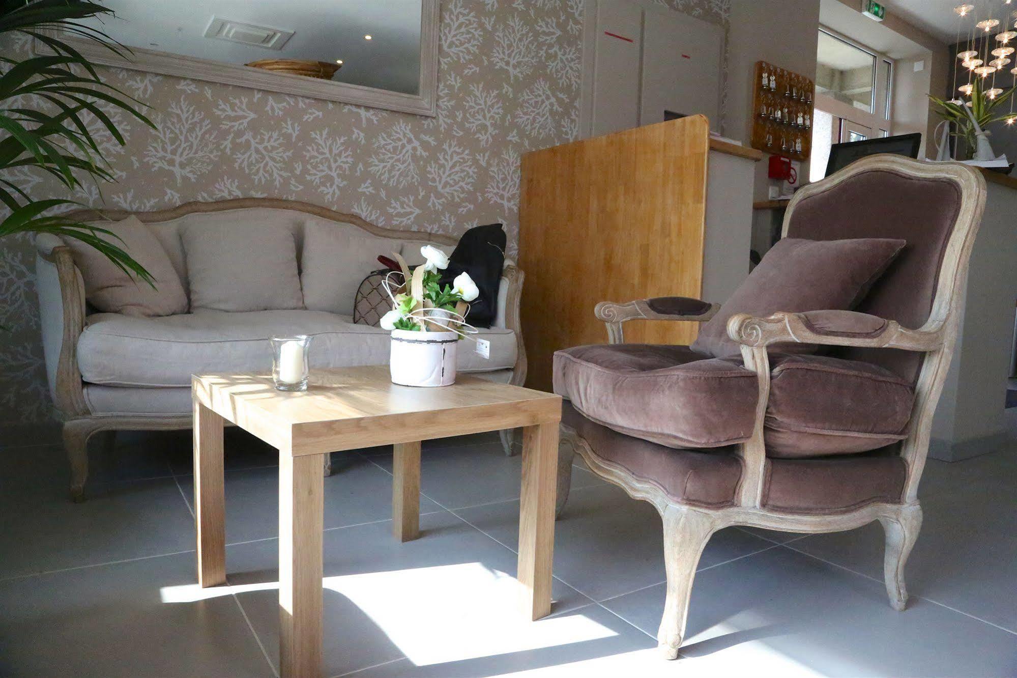 Hotel Restaurant Le Lion D'Or Saint-Hilaire-du-Harcouët 외부 사진