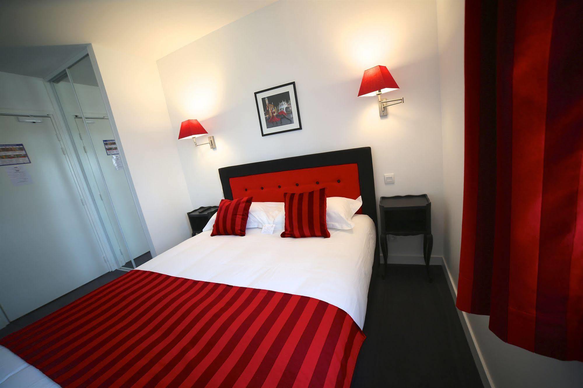 Hotel Restaurant Le Lion D'Or Saint-Hilaire-du-Harcouët 외부 사진