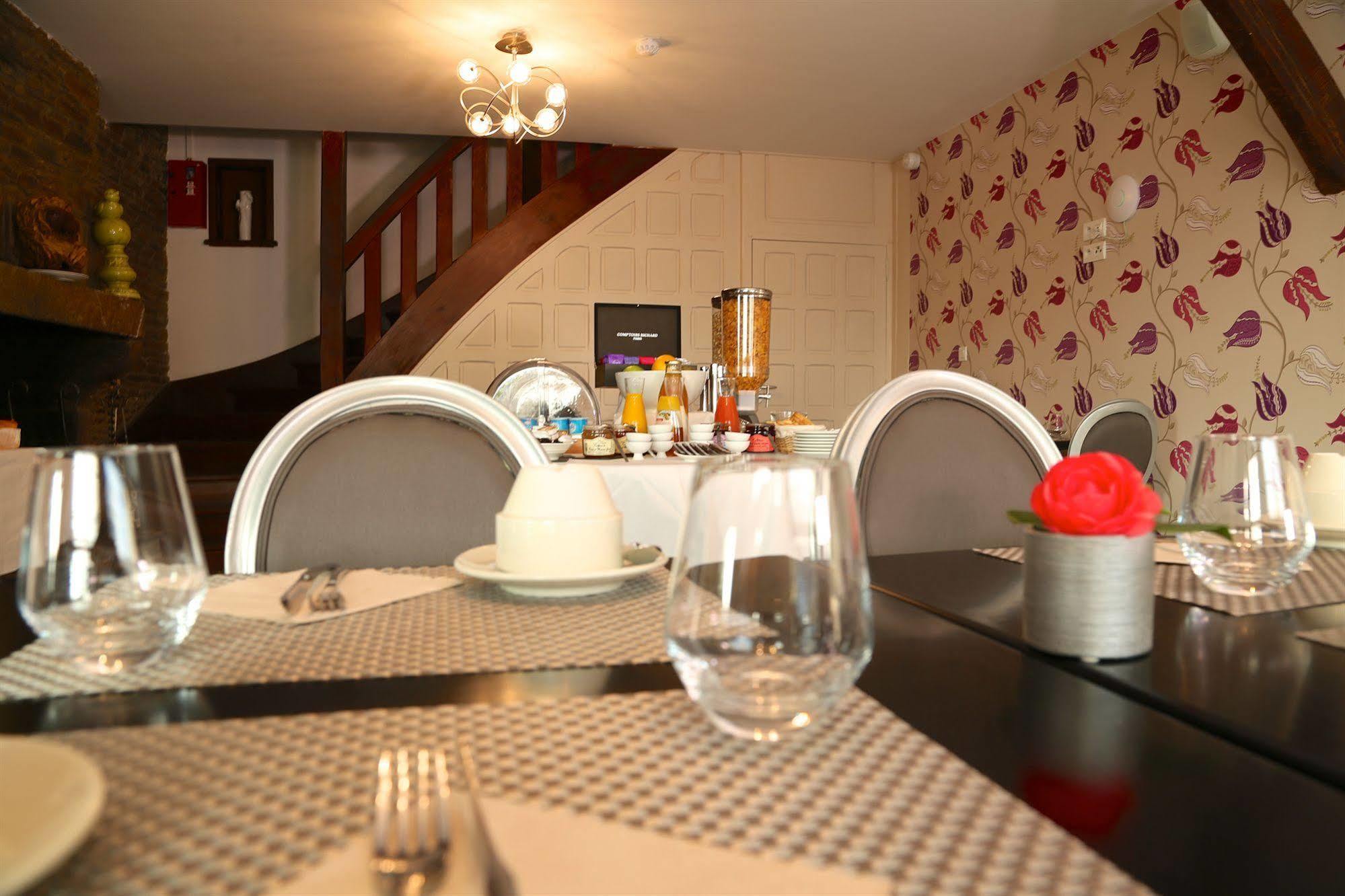 Hotel Restaurant Le Lion D'Or Saint-Hilaire-du-Harcouët 외부 사진