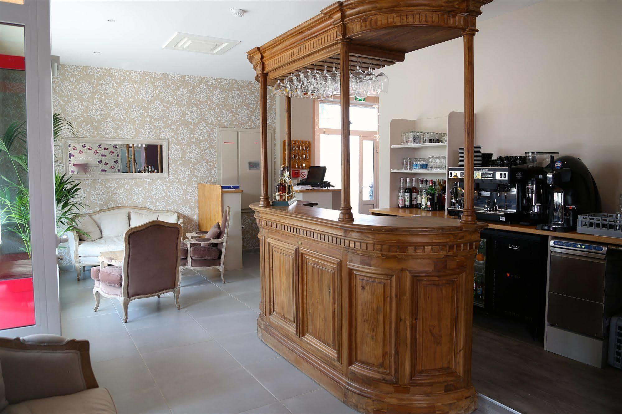 Hotel Restaurant Le Lion D'Or Saint-Hilaire-du-Harcouët 외부 사진